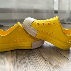 Converse Chuck Taylor All Star Play Lite Vibrant Yellow Kids Slip on Sneakers 10